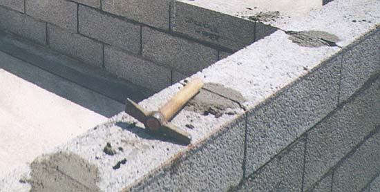 zalévání zámků polosuchou betonovou směsí